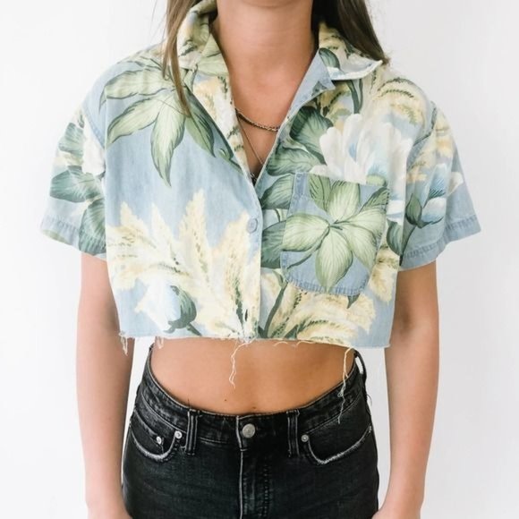 Vintage Cropped Hawaiian Button Up Top - Picture 2 of 7